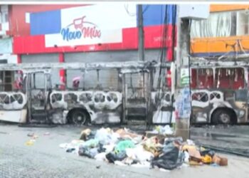 Ônibus é incendiado e micro-ônibus é apedrejado no bairro de Sussuarana