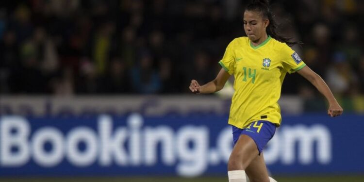 Lauren afirma que espera confronto duro com a França