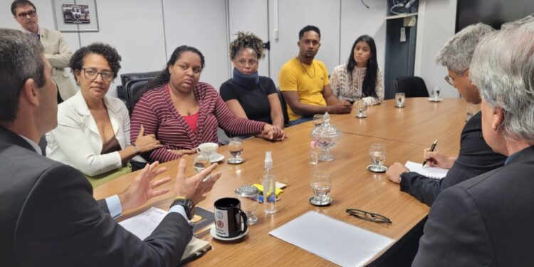 Após ser recebida na SSP, família do menino Gabriel diz esperar por justiça