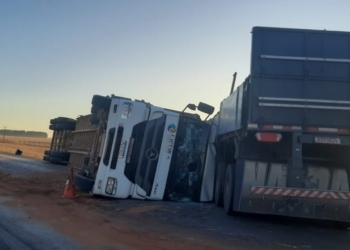 3 pessoas ficam feridas após caminhão carregado com bois bater em carreta na BA