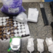Traficante é flagrado com submetralhadora e drogas escondidas em imóvel