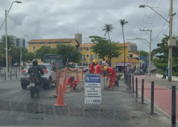 Obra no Rio Vermelho ocupa faixa e deixa trânsito lento nas imediações do Largo de Santana