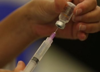 Covid-19: estudo da Uerj mostra segurança de vacina em jovens