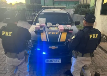 PRF prende homem transportando tabletes de cocaína em ônibus