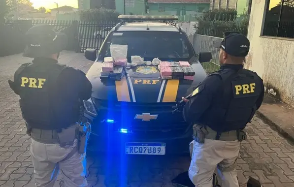 PRF prende homem transportando tabletes de cocaína em ônibus