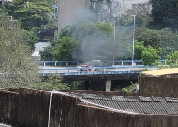 Carro em chamas bloqueia acesso ao Vale de Nazaré