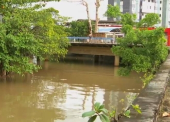 Esgotos irregulares deixam 14 praias impróprias para banho em Salvador