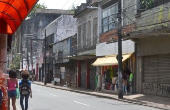 Antigo centro comercial de Salvador encontra-se abandonado