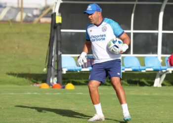 Após saída de Rui Tavares, Eduardo Varjão comanda treino de goleiros do Bahia