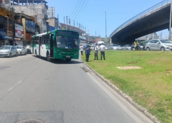 Grupo de rodoviários faz protesto e bloqueia avenida de Salvador