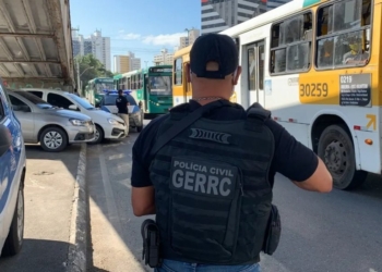 Homens usam facões em assalto a ônibus em Salvador