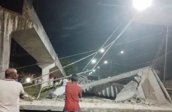 Caçamba derruba parte de passarela na BR-324