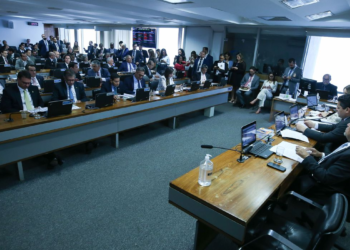 CCJ do Senado aprova PEC que limita decisões monocráticas do STF
