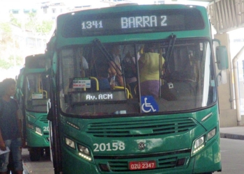 Homem fica preso ao tentar entrar pelo fundo de ônibus em Salvador