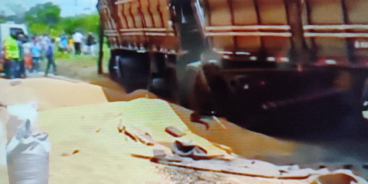 Carga de soja tomba na BR-324, sentido Feira de Santana