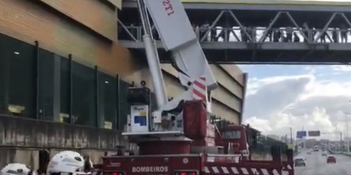 Homem sobe no Teto da Estação de Metrô Rodoviária em Salvador