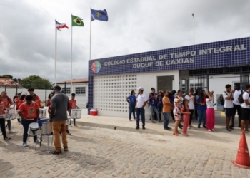 Jerônimo realiza entrega de complexo poliesportivo e colégio em Entre Rios