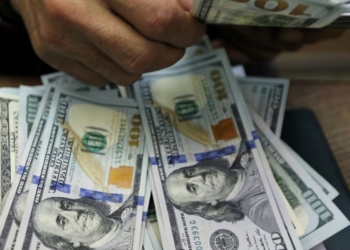 Dólar fecha abaixo de R$ 5 pela primeira vez em quase um mês