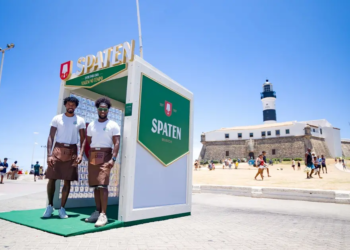 Cervejaria Spaten atrai turistas e baianos para cabine interativa no Farol da Barra