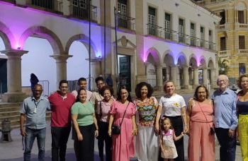 Câmara realiza sessão sobre Perda Gestacional e ganha iluminação na fachada