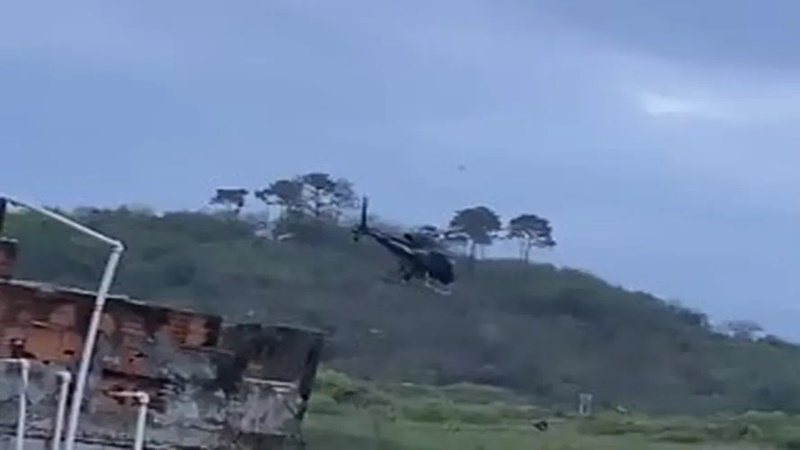 Vídeo mostra momento em que helicópteros da polícia são atingidos por tiros em operação nas favelas