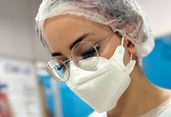 Influenciadora baiana revela que está vendendo fotos inusitadas para pagar curso de medicina