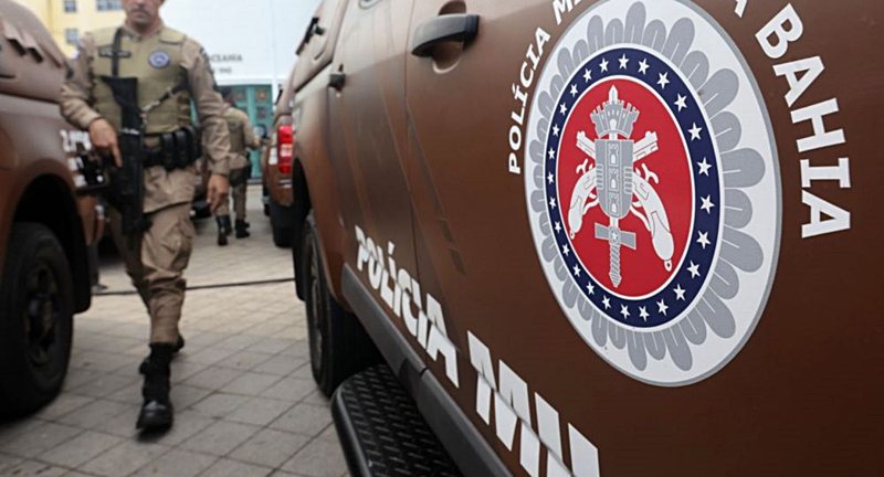 Homem morre em troca de tiros com policiais em Salvador e comércio fecha as portas