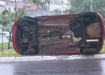 Carro capota em via movimentada de Salvador