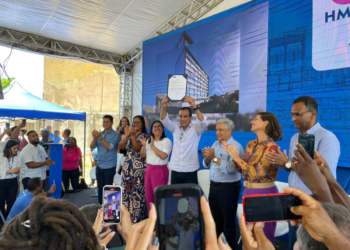 Bruno Reis se emociona ao iniciar obras no local em que a mãe morreu