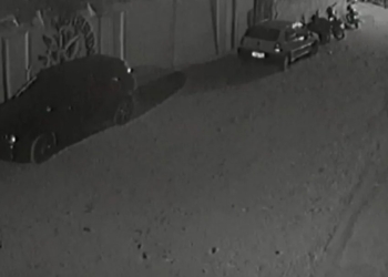 Suspeitos invadem bar, matam um homem e deixam quatro pessoas feridas