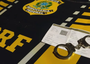 Foragido por não pagar pensão alimentícia é flagrado em ônibus na Bahia