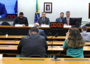 Dino não comparece em comissão da Câmara e deputados querem CPI para investigar reuniões da “dama do tráfico”
