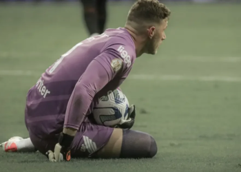 Com trauma no pé, Ederson é cortado da Seleção; Diniz convoca Bento