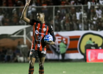 Vitória exerce opção de compra e terá Dudu por mais três temporadas