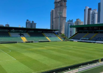 Chapecoense determina “apuração dos fatos” após fotógrafo do Vitória denunciar racismo na Arena Condá