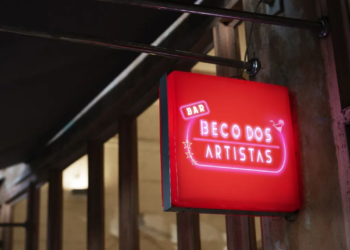 Novo bar LGBTQIAP+ no Rio Vermelho homenageia Beco dos Artista