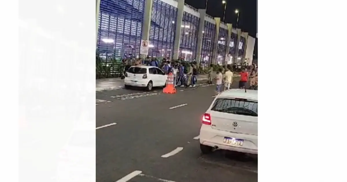Após derrota, Bahia desembarca na madrugada e encara protestos da torcida