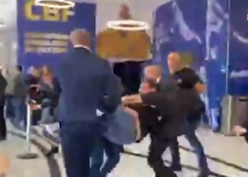 Rodrigo Paiva desmaia no velório de Zagallo