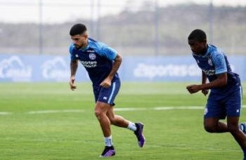 Time do Bahia que estava em Manchester treinou no CT Evaristo de Macedo
