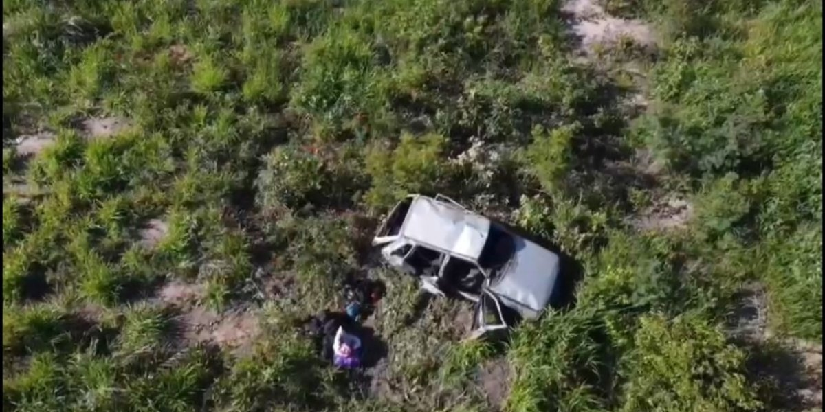 Carro capota deixa duas pessoas mortas e outras duas feridas na BR-020