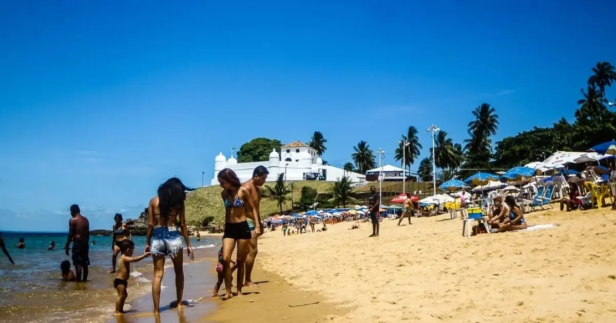 Secretaria de Saúde emite alerta para lesões de pele após banho de mar em Salvador