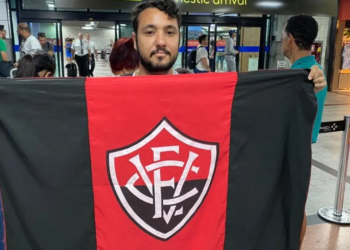 Presente no aeroporto, torcida do Vitória espera chegada de Luan com altas expectativas