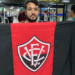 Presente no aeroporto, torcida do Vitória espera chegada de Luan com altas expectativas