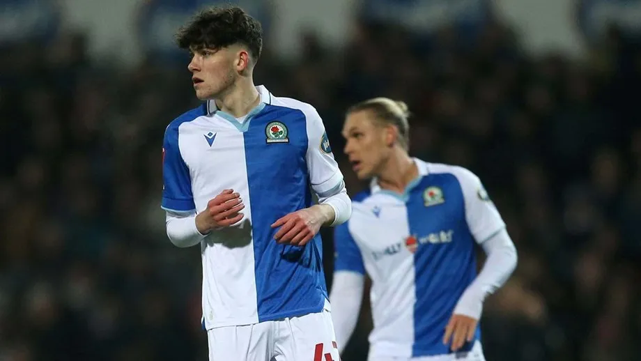 Jogador de 15 anos atua sem patrocínio na camisa na Inglaterra