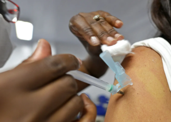 Casos de covid-19 diminuem no Norte e aumentam no Centro-Sul