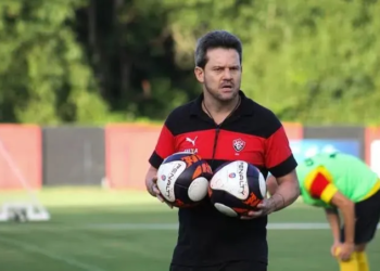 Ex-treinador do Vitória diz que jogador vai descansar “quando morrer”