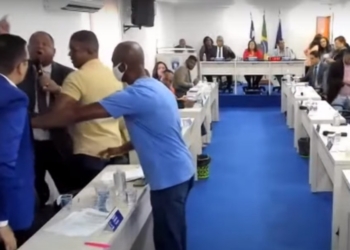Vereadores saem no tapa em sessão na Câmara Municipal de Lauro de Freitas