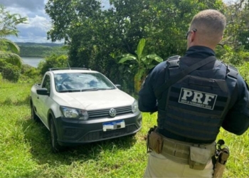 PRF recupera carro roubado abandonado em via pública de Simões Filho