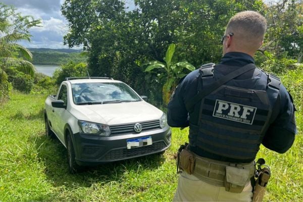 PRF recupera carro roubado abandonado em via pública de Simões Filho