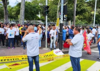 Professores realizam protesto e trânsito fica lento no Centro